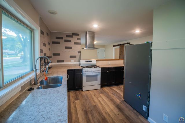 4008 SW 28th ST, Topeka, KS 66614