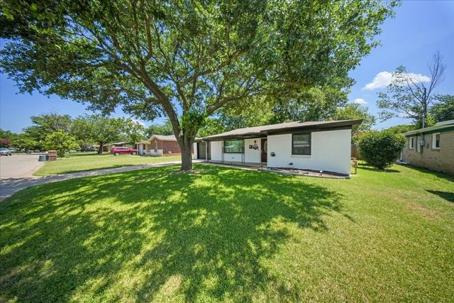 3904 Caddo Trail, Lake Worth, TX 76135