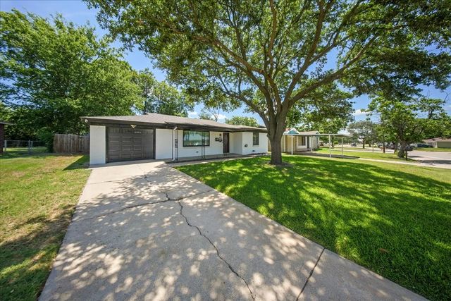 3904 Caddo Trail, Lake Worth, TX 76135