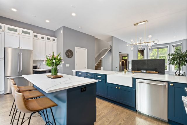 2631 N Hartland Court, Chicago, IL 60614