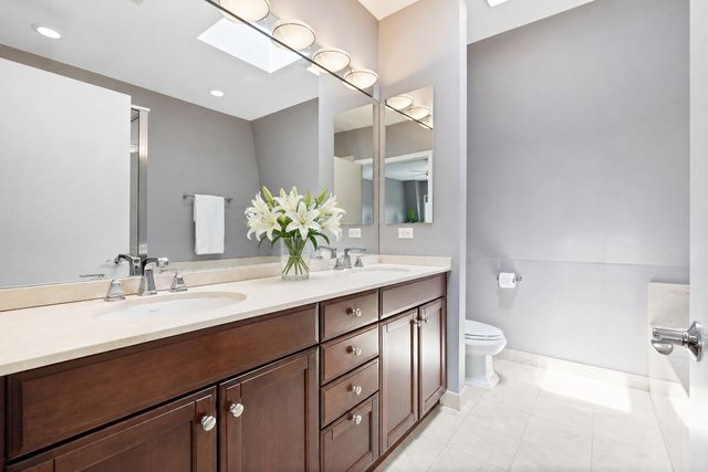 2631 N Hartland Court, Chicago, IL 60614
