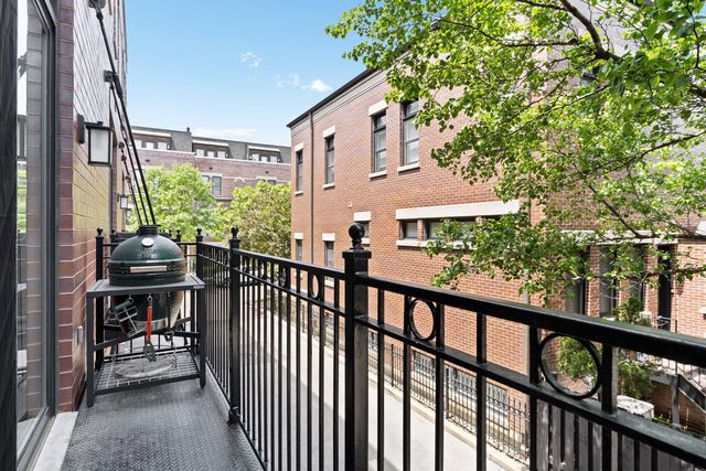 2631 N Hartland Court, Chicago, IL 60614