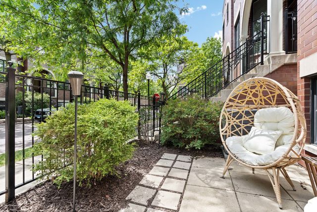 2631 N Hartland Court, Chicago, IL 60614