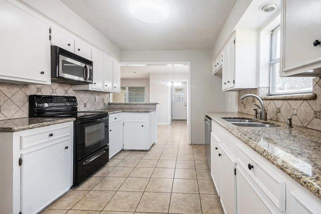 1920 Crooked Creek Lane, Pearland, TX 77581