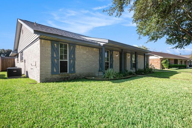 1920 Crooked Creek Lane, Pearland, TX 77581