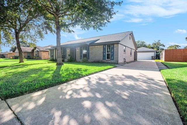 1920 Crooked Creek Lane, Pearland, TX 77581
