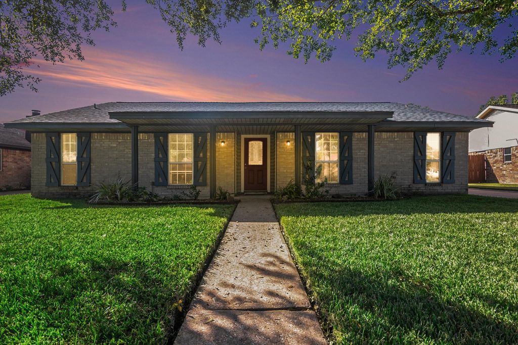 1920 Crooked Creek Lane, Pearland, TX 77581