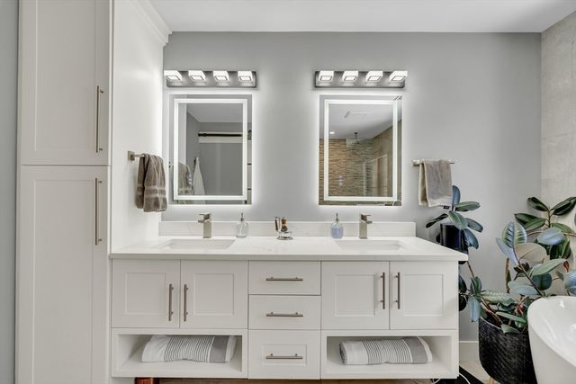 32 Lantern Ln, Wellesley, MA 02481
