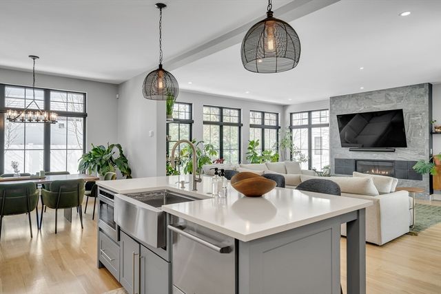 32 Lantern Ln, Wellesley, MA 02481
