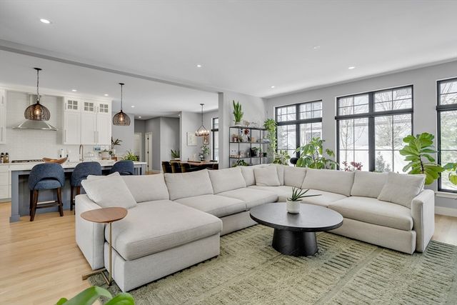 32 Lantern Ln, Wellesley, MA 02481