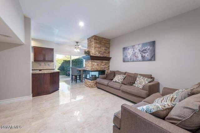 154 Symphony Lane, Oak Park, CA 91377