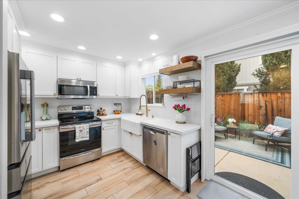 Image 2 of property listing at 691 691 Concord Pl, Pleasanton, CA 94566