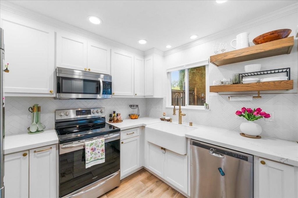 Image 3 of property listing at 691 691 Concord Pl, Pleasanton, CA 94566