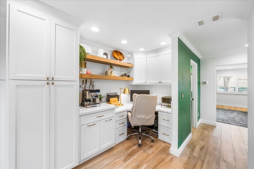 Image 6 of property listing at 691 691 Concord Pl, Pleasanton, CA 94566