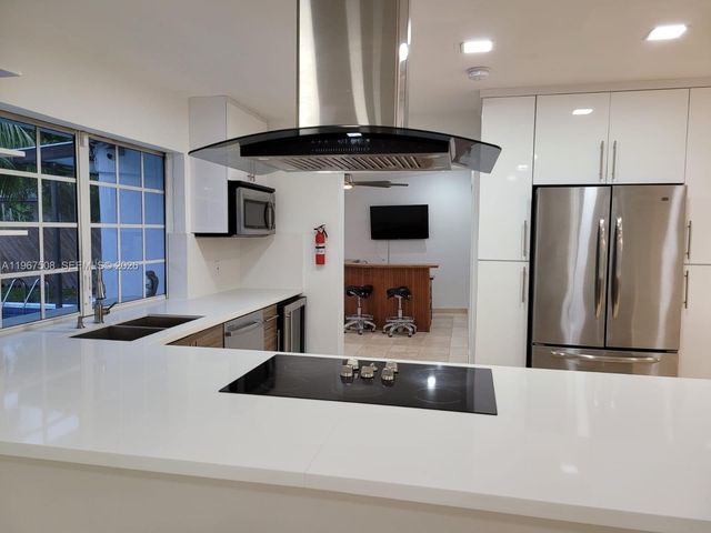 2040 NE 197th Ter, Miami, FL 33179