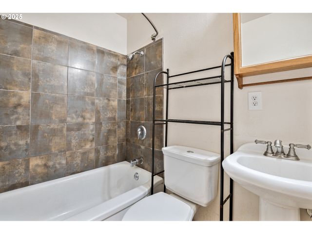198 CLOVERDALE Rd, Kalama, WA 98625