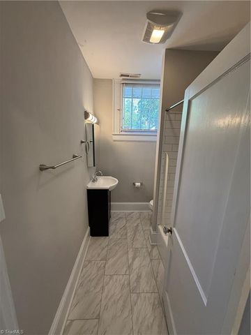 496 West End Boulevard B, Winston-salem, NC 27101