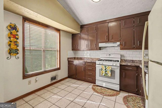 671 Pepperwood Trail, Stone Mountain, GA 30087