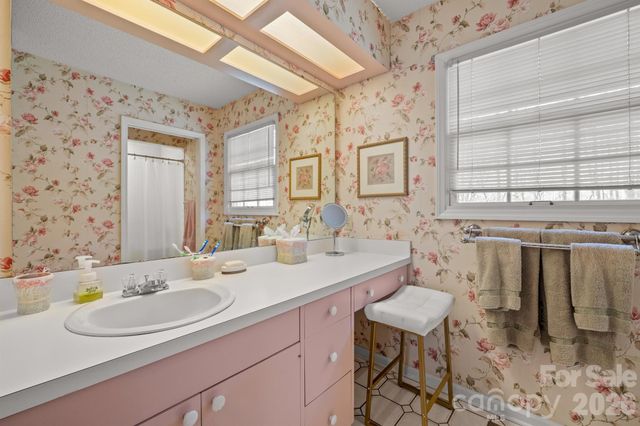 856 W 6th Street Circle, Newton, NC 28658