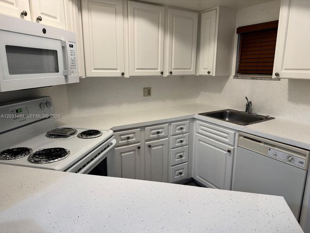 8333 Lake Dr 102, Doral, FL 33166