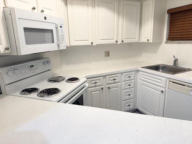 8333 Lake Dr 102, Doral, FL 33166