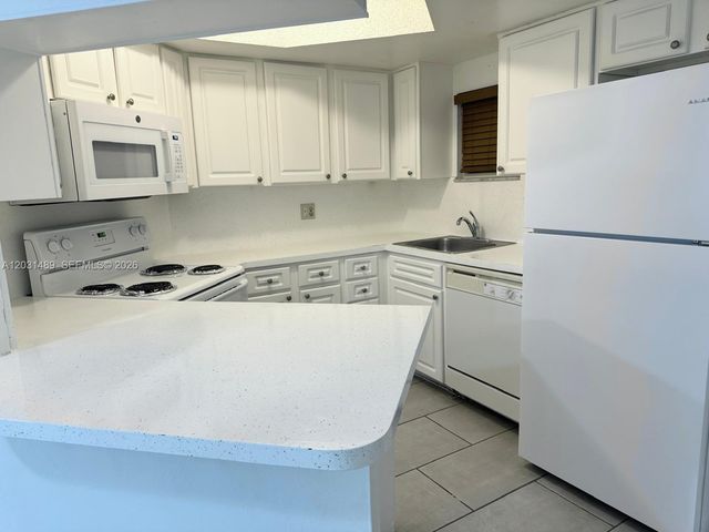 8333 Lake Dr 102, Doral, FL 33166