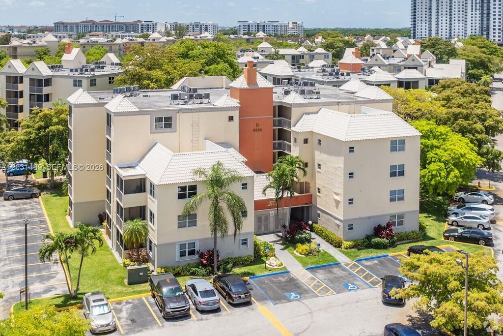8333 Lake Dr 102, Doral, FL 33166
