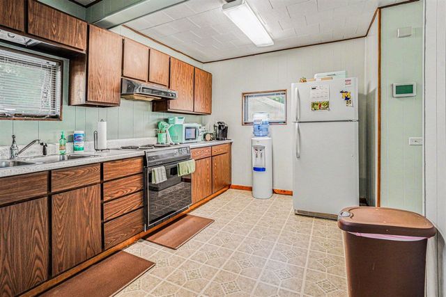 15 Church Street, Hartford, MI 49057