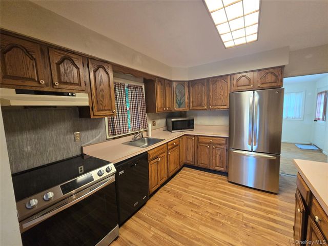 5 Beaverbrook Road, New Windsor, NY 12553