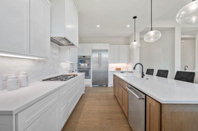 2401 KAHALA SUNSET DR, Spicewood, TX 78669