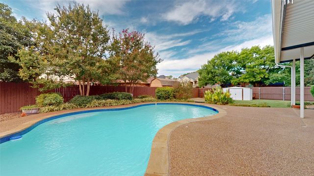 817 Crystal Lane, Hurst, TX 76054