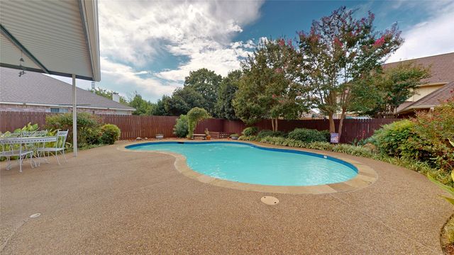 817 Crystal Lane, Hurst, TX 76054