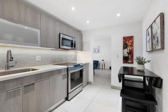 4001 S Ocean Drive 8E, Hollywood, FL 33019