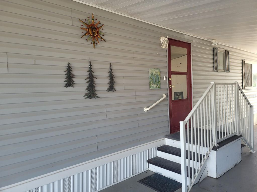 Image 3 of property listing at 3039 SEGO LANE, Lakeland, FL 33801