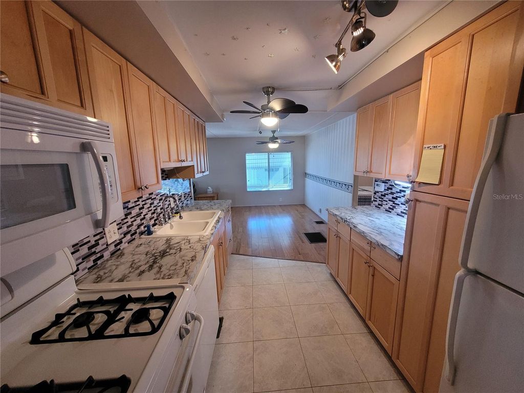 Image 4 of property listing at 3039 SEGO LANE, Lakeland, FL 33801