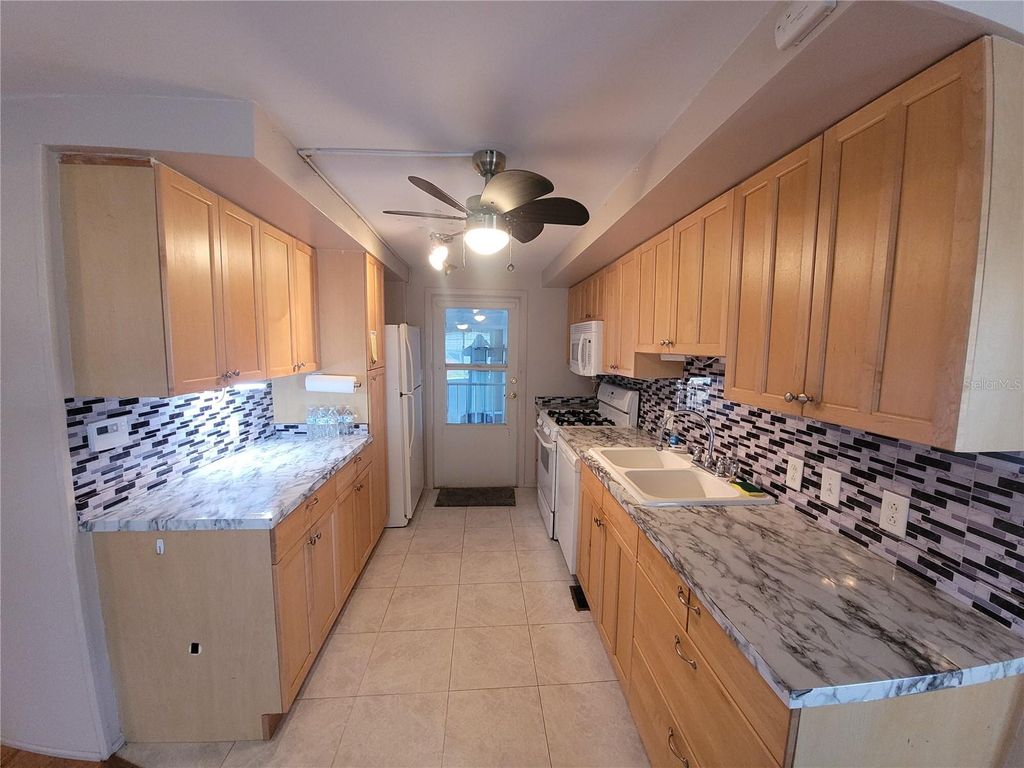 Image 5 of property listing at 3039 SEGO LANE, Lakeland, FL 33801