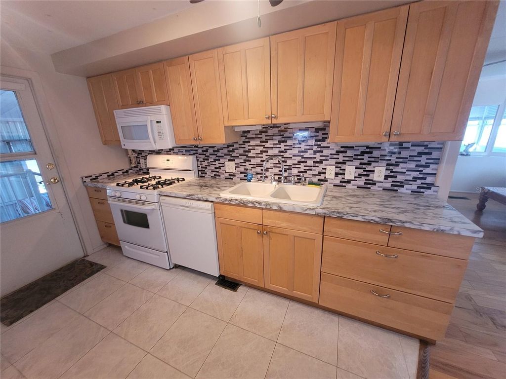 Image 6 of property listing at 3039 SEGO LANE, Lakeland, FL 33801