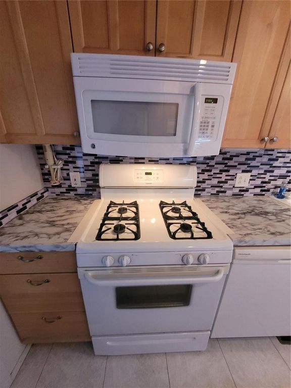 Image 9 of property listing at 3039 SEGO LANE, Lakeland, FL 33801