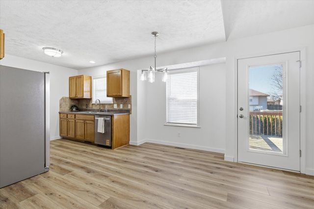 5215 S Honeysuckle Lane, Battlefield, MO 65619