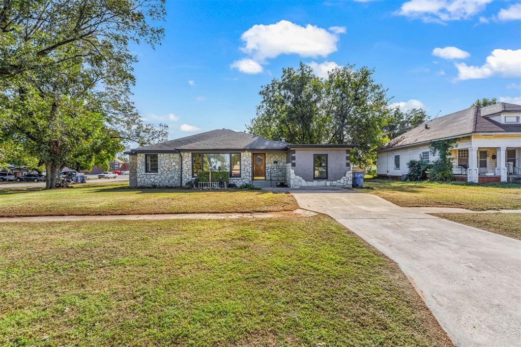 301 W Chickasaw Street, Lindsay, OK 73052