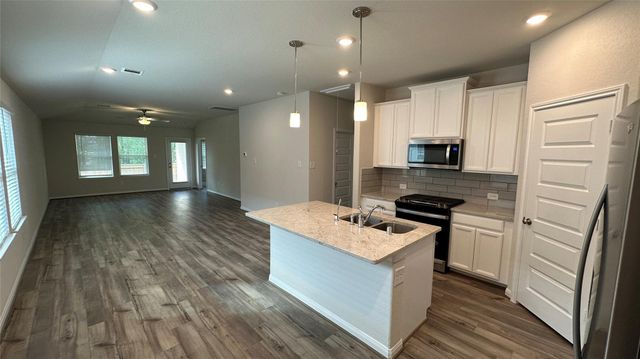 221 Harper Ridge Drive, Conroe, TX 77316