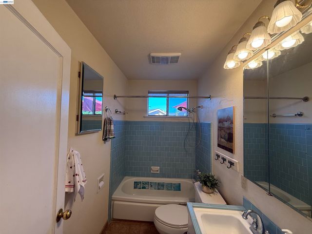 1362 Esser Ave, San Leandro, CA 94579