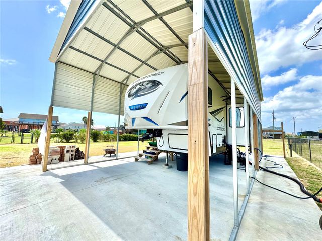 915 W Verdia Drive, Crystal Beach, TX 77650