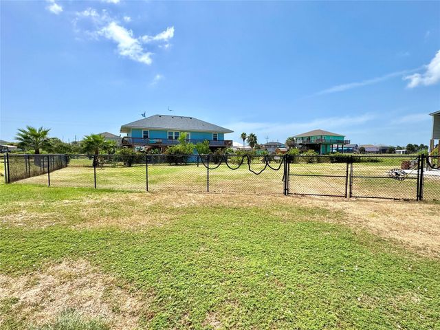 915 W Verdia Drive, Crystal Beach, TX 77650