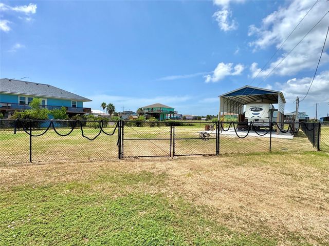 915 W Verdia Drive, Crystal Beach, TX 77650