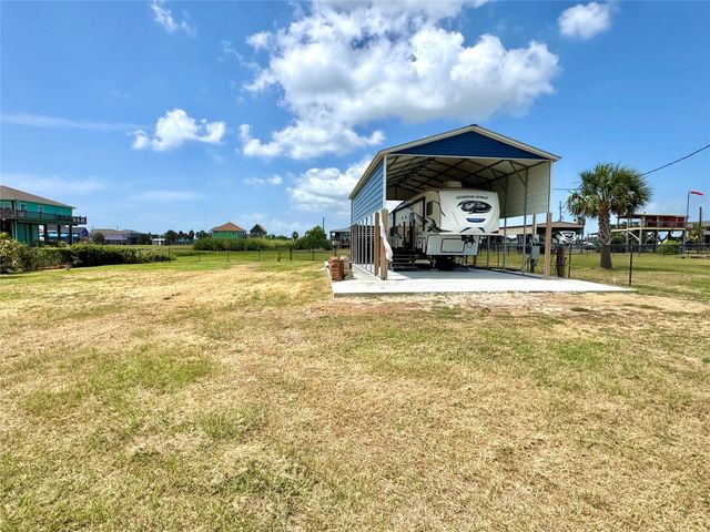 915 W Verdia Drive, Crystal Beach, TX 77650