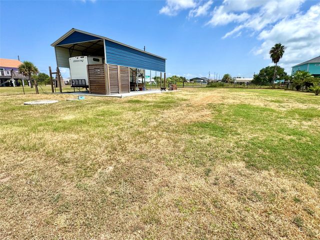 915 W Verdia Drive, Crystal Beach, TX 77650