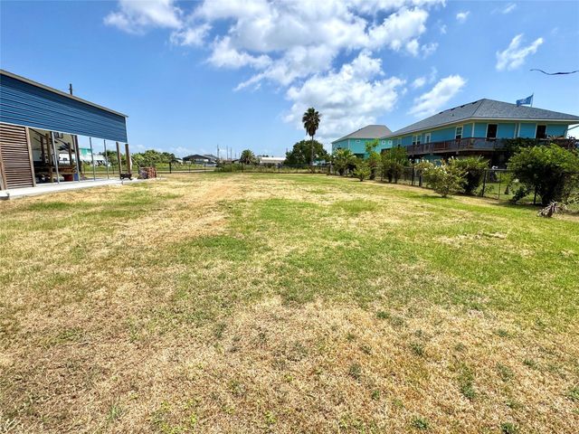 915 W Verdia Drive, Crystal Beach, TX 77650