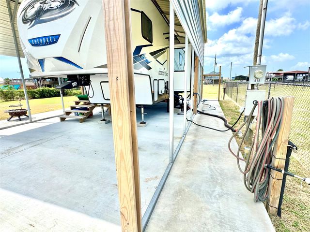 915 W Verdia Drive, Crystal Beach, TX 77650