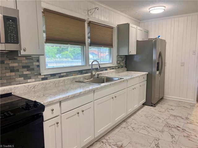 1521 N OHenry Boulevard, Greensboro, NC 27405